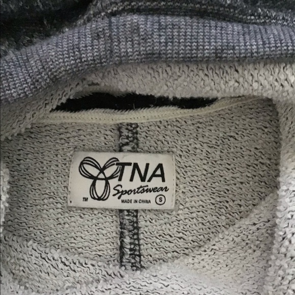 ⛄️ TNA hooded soft, cozy loose cowl-neck sweatshirt - Picture 6 of 10